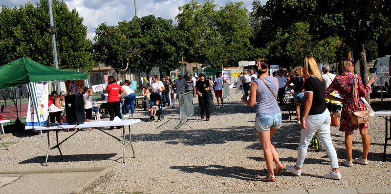 Un forum  des associations sous le soleil