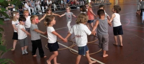 Les enfants au centre de la kermesse du sou