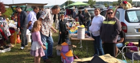 Soleil et foule au vide-grenier du CSN